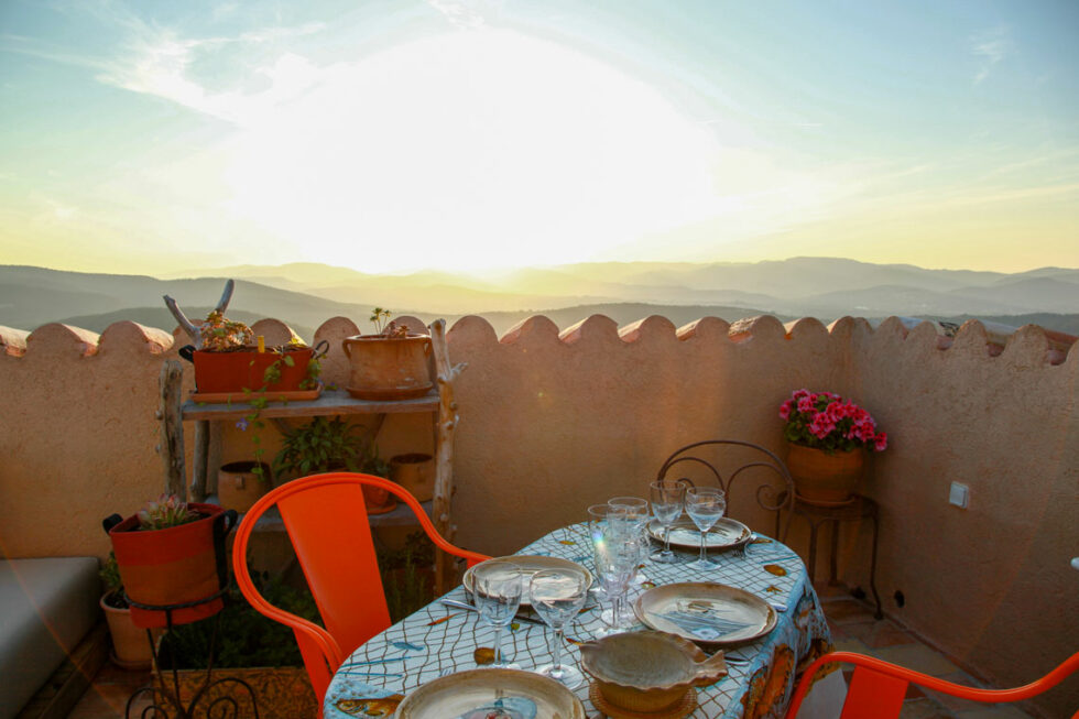 La Gassinière - La table - terrasse - coucher de soleil